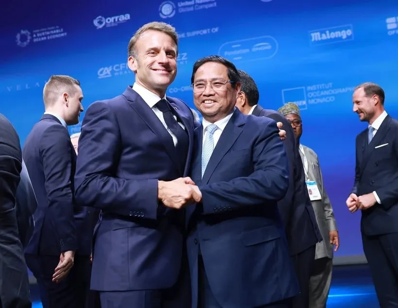 Thủ tướng Phạm Minh Ch&iacute;nh v&agrave; Tổng thống Cộng h&ograve;a Ph&aacute;p Emmanuel Macron tại Diễn đ&agrave;n T&agrave;i ch&iacute;nh v&agrave; Kinh tế Xanh. (Ảnh: Dương Giang/TTXVN)