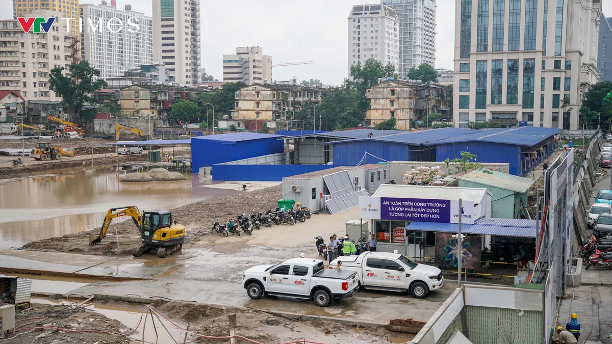 Cận cảnh công trường thi công dự án trên đất vàng phố Giảng Võ (Hà Nội) - Ảnh 3.