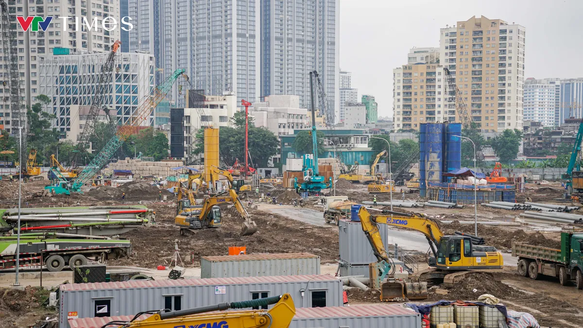 Cận cảnh công trường thi công dự án trên đất vàng phố Giảng Võ (Hà Nội) - Ảnh 2.