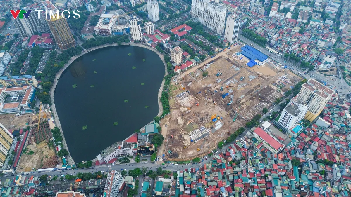 Cận cảnh công trường thi công dự án trên đất vàng phố Giảng Võ (Hà Nội) - Ảnh 1.