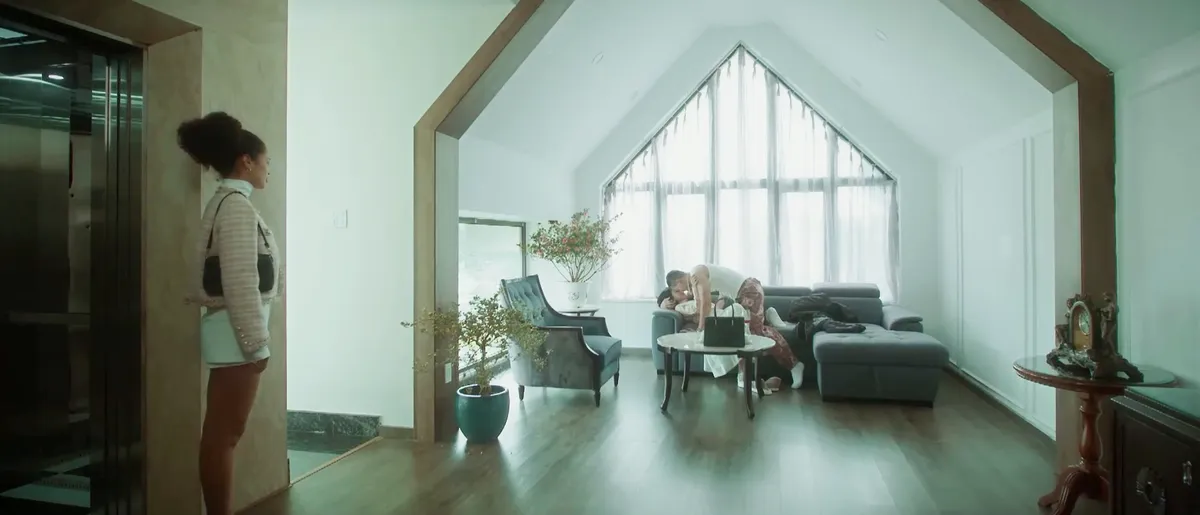 Mặt trời lạnh - Tập 4: Bị hôn thê bắt tại trận tòm tem nữ thư ký, thiếu gia ứng biến khôn khéo - Ảnh 2. Mặt trời lạnh - Tập 4: Bị hôn thê bắt tại trận tòm tem nữ thư ký, thiếu gia ứng biến khôn khéo - Ảnh 2.