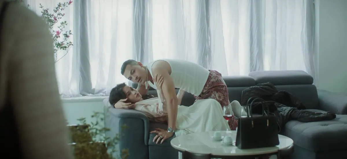 Mặt trời lạnh - Tập 4: Bị hôn thê bắt tại trận tòm tem nữ thư ký, thiếu gia ứng biến khôn khéo - Ảnh 3. Mặt trời lạnh - Tập 4: Bị hôn thê bắt tại trận tòm tem nữ thư ký, thiếu gia ứng biến khôn khéo - Ảnh 3.