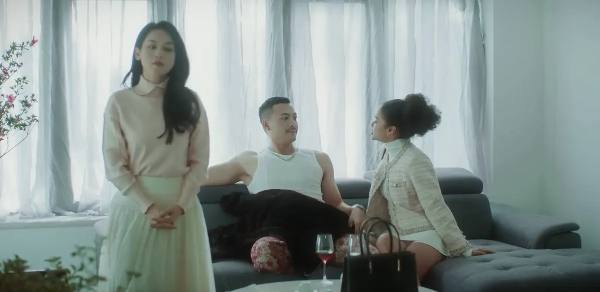 Mặt trời lạnh - Tập 4: Bị hôn thê bắt tại trận tòm tem nữ thư ký, thiếu gia ứng biến khôn khéo - Ảnh 4. Mặt trời lạnh - Tập 4: Bị hôn thê bắt tại trận tòm tem nữ thư ký, thiếu gia ứng biến khôn khéo - Ảnh 4.
