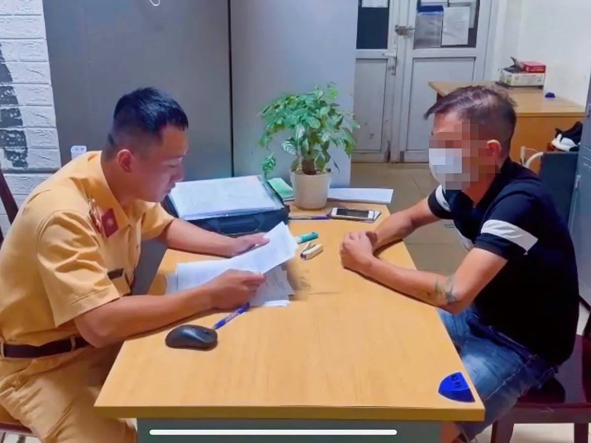 Hà Nội: Tước GPLX tài xế xe khách vượt chắn tàu, gây hỏng cần barie - Ảnh 2.