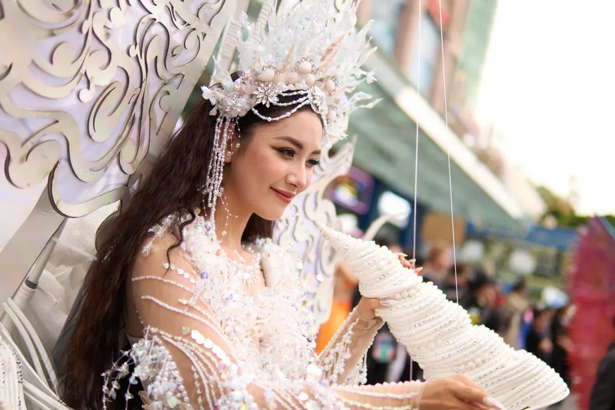 Rực rỡ sắc màu lễ hội Carnival trên đường phố Nha Trang - Ảnh 4.