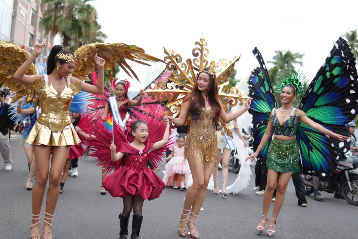 Rực rỡ sắc màu lễ hội Carnival trên đường phố Nha Trang - Ảnh 3.