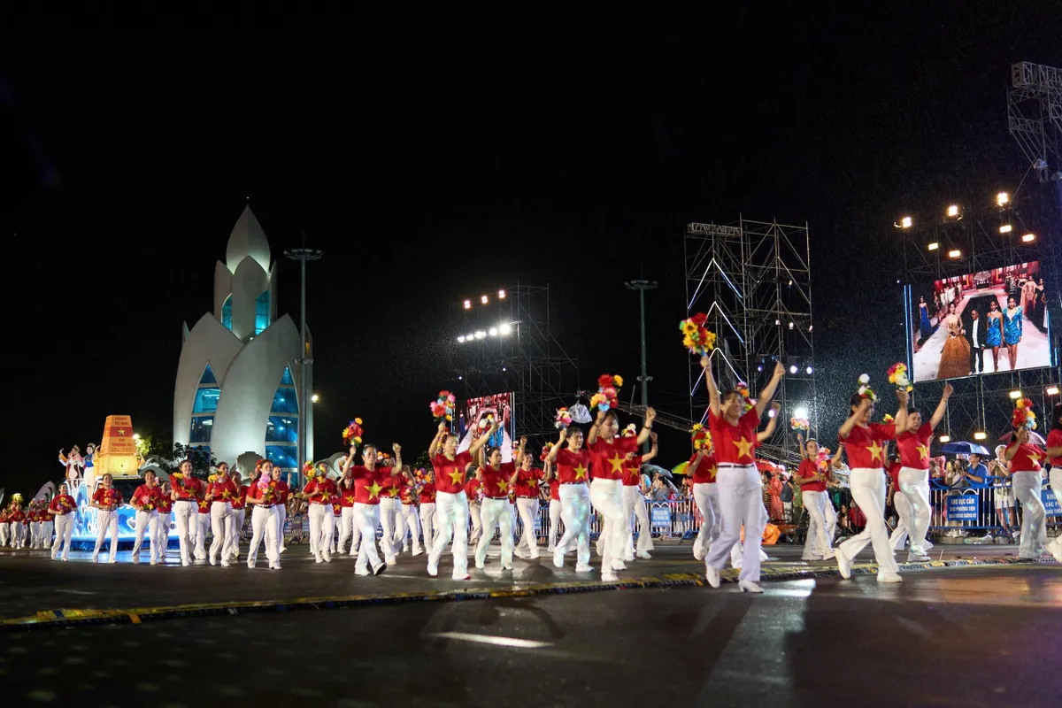 Rực rỡ sắc màu lễ hội Carnival trên đường phố Nha Trang - Ảnh 7.