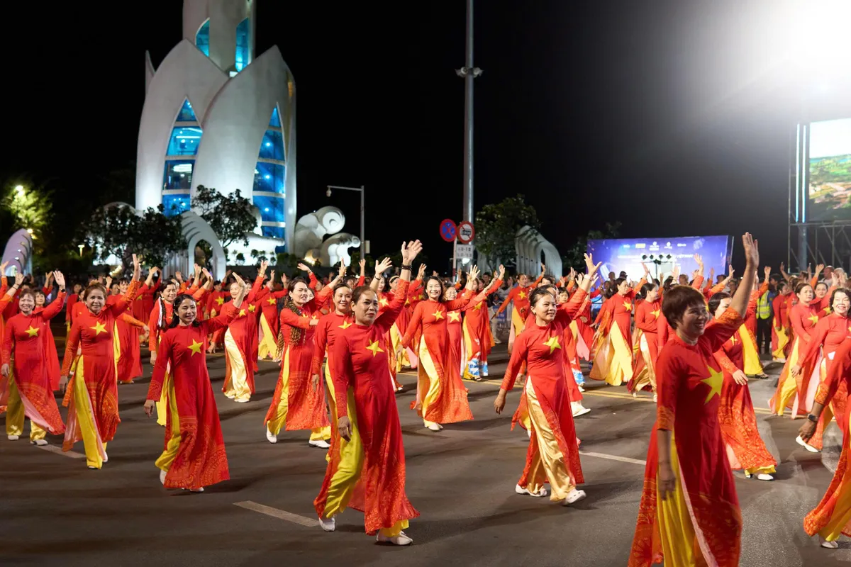 Rực rỡ sắc màu lễ hội Carnival trên đường phố Nha Trang - Ảnh 8.