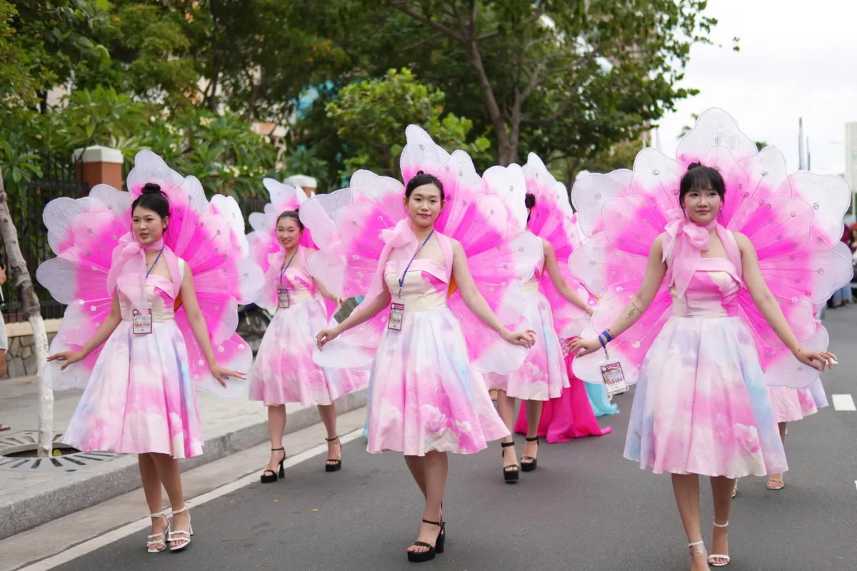 Rực rỡ sắc màu lễ hội Carnival trên đường phố Nha Trang - Ảnh 1.