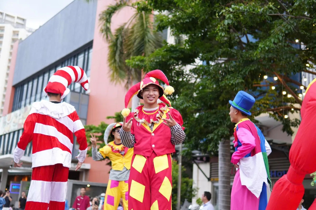 Rực rỡ sắc màu lễ hội Carnival trên đường phố Nha Trang - Ảnh 5.