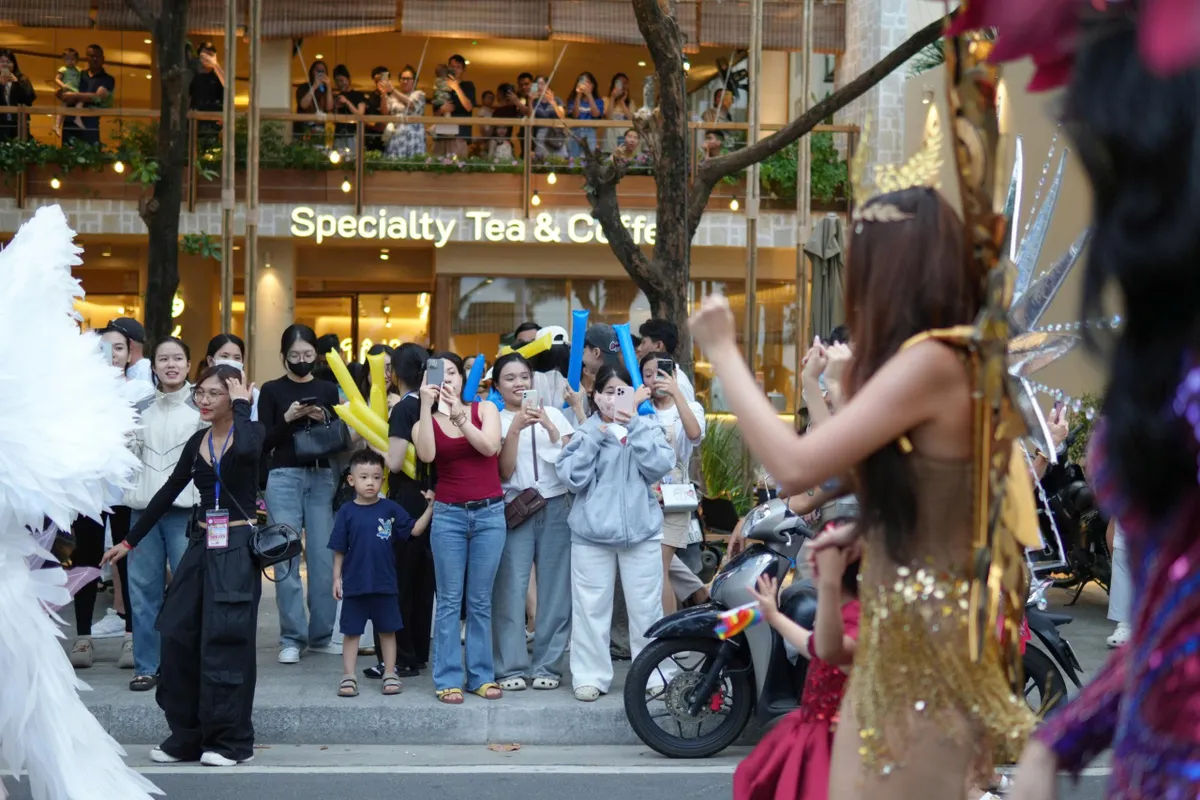 Rực rỡ sắc màu lễ hội Carnival trên đường phố Nha Trang - Ảnh 6.