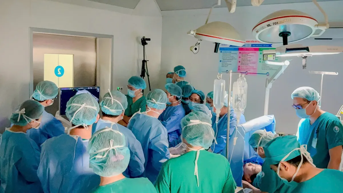 Bệnh viện Từ Dũ và Nhi Đồng 1 bàn giao sản phụ ca can thiệp thông tim bào thai cho Bệnh viện Sản Nhi Singapore - Ảnh 1. Bệnh viện Từ Dũ và Nhi Đồng 1 bàn giao sản phụ ca can thiệp thông tim bào thai cho Bệnh viện Sản Nhi Singapore - Ảnh 1.