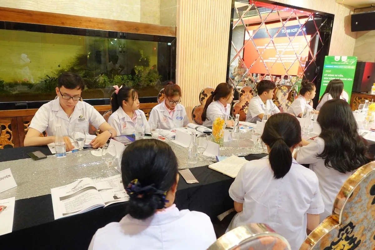 Nhà thuốc Việt nỗ lực nâng cao chuyên môn cho đội ngũ dược sĩ - Ảnh 2.