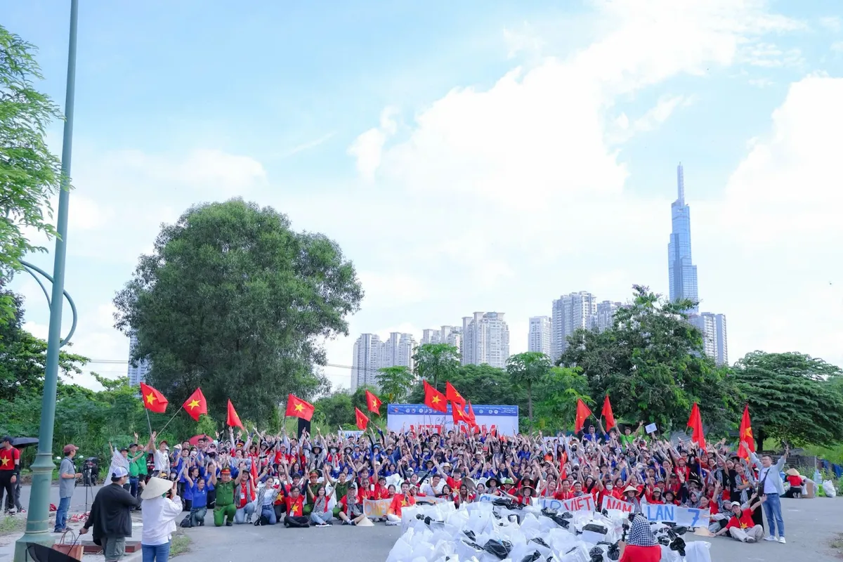 Hơn 200.000 tình nguyện viên tham gia nhặt rác trong chiến dịch “Clean Up Việt Nam” - Ảnh 1.