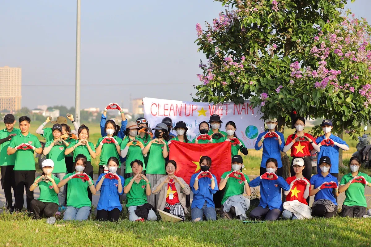 Hơn 200.000 tình nguyện viên tham gia nhặt rác trong chiến dịch “Clean Up Việt Nam” - Ảnh 2.
