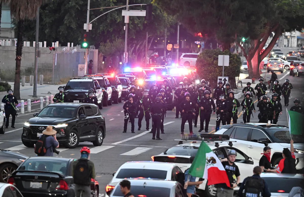 Mỹ ban bố lệnh giới nghiêm ở Los Angeles - Ảnh 1.