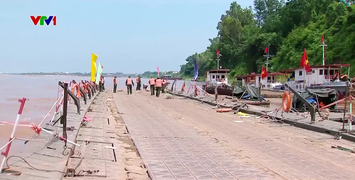 Đảm bảo an toàn khi qua cầu phao Phong Châu trong mùa mưa lũ - Ảnh 1.