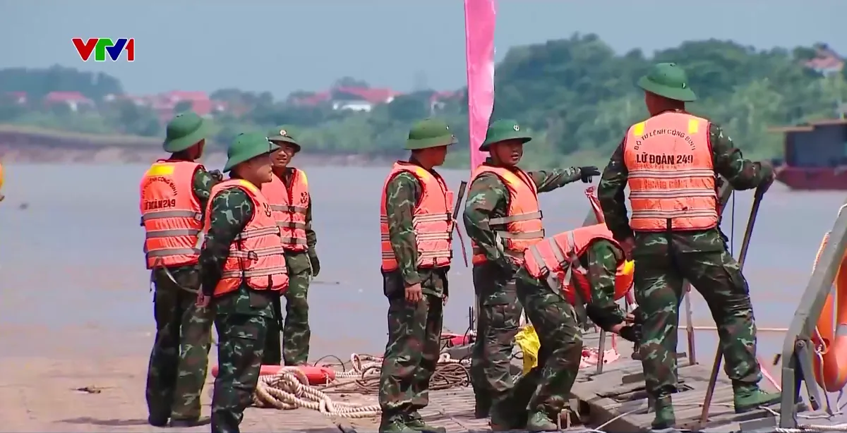 Đảm bảo an toàn khi qua cầu phao Phong Châu trong mùa mưa lũ - Ảnh 2.
