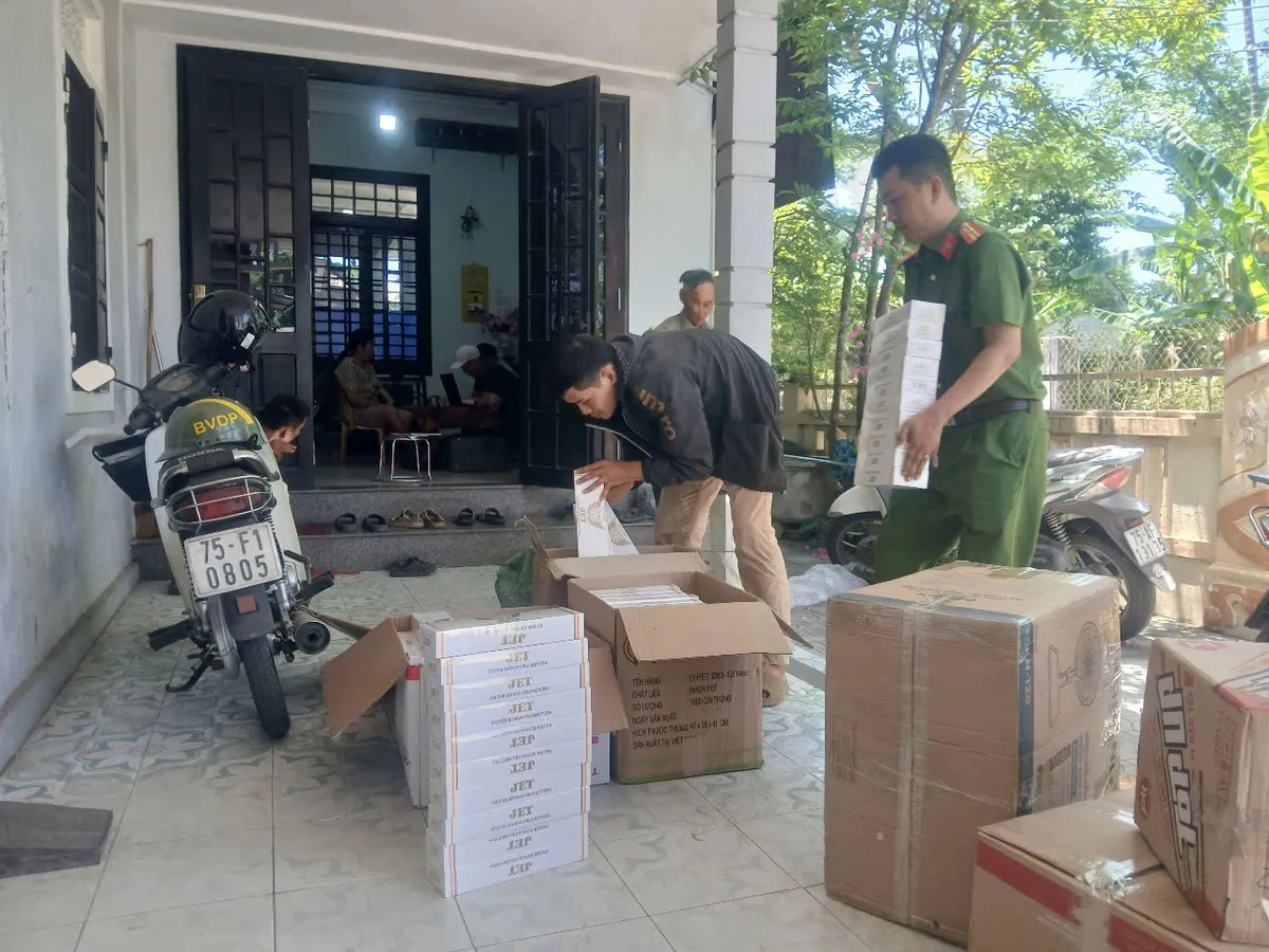 Thu giữ 4.000 bao thuốc lá lậu tại Huế - Ảnh 1.