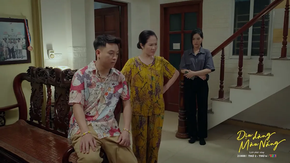 Dịu dàng màu nắng: Bắc bắt quả tang vợ ôm trai trẻ giữa phố - Ảnh 2. Dịu dàng màu nắng: Bắc bắt quả tang vợ ôm trai trẻ giữa phố - Ảnh 2.