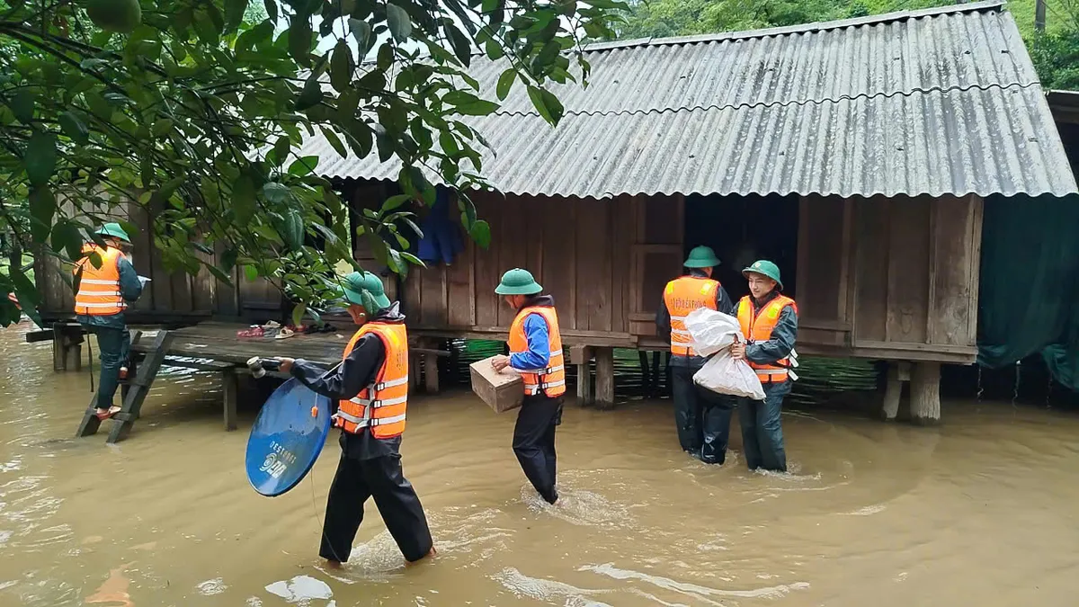 Quảng Bình: Hơn 7.400 ha lúa bị ngập do mưa lớn, nhiều khu vực bị chia cắt - Ảnh 1.
