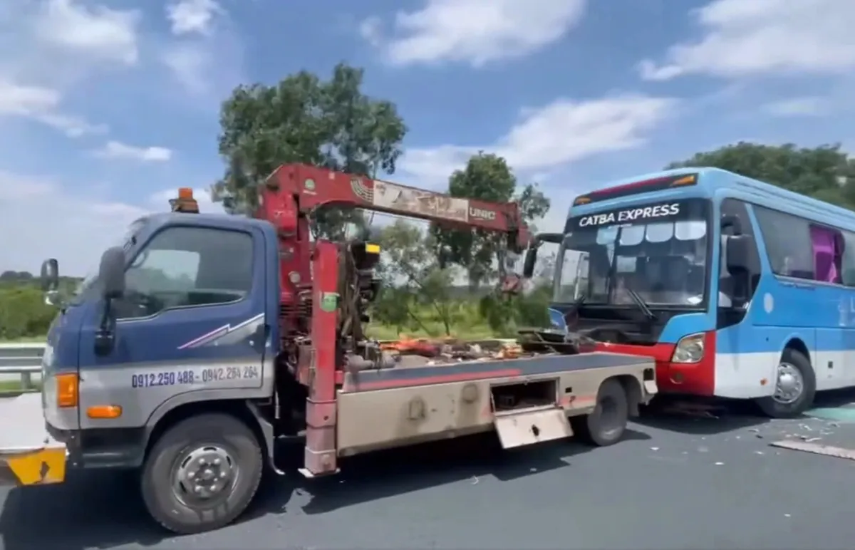 Xảy ra tai nạn liên hoàn trên cao tốc Hà Nội - Hải Phòng - Ảnh 2.