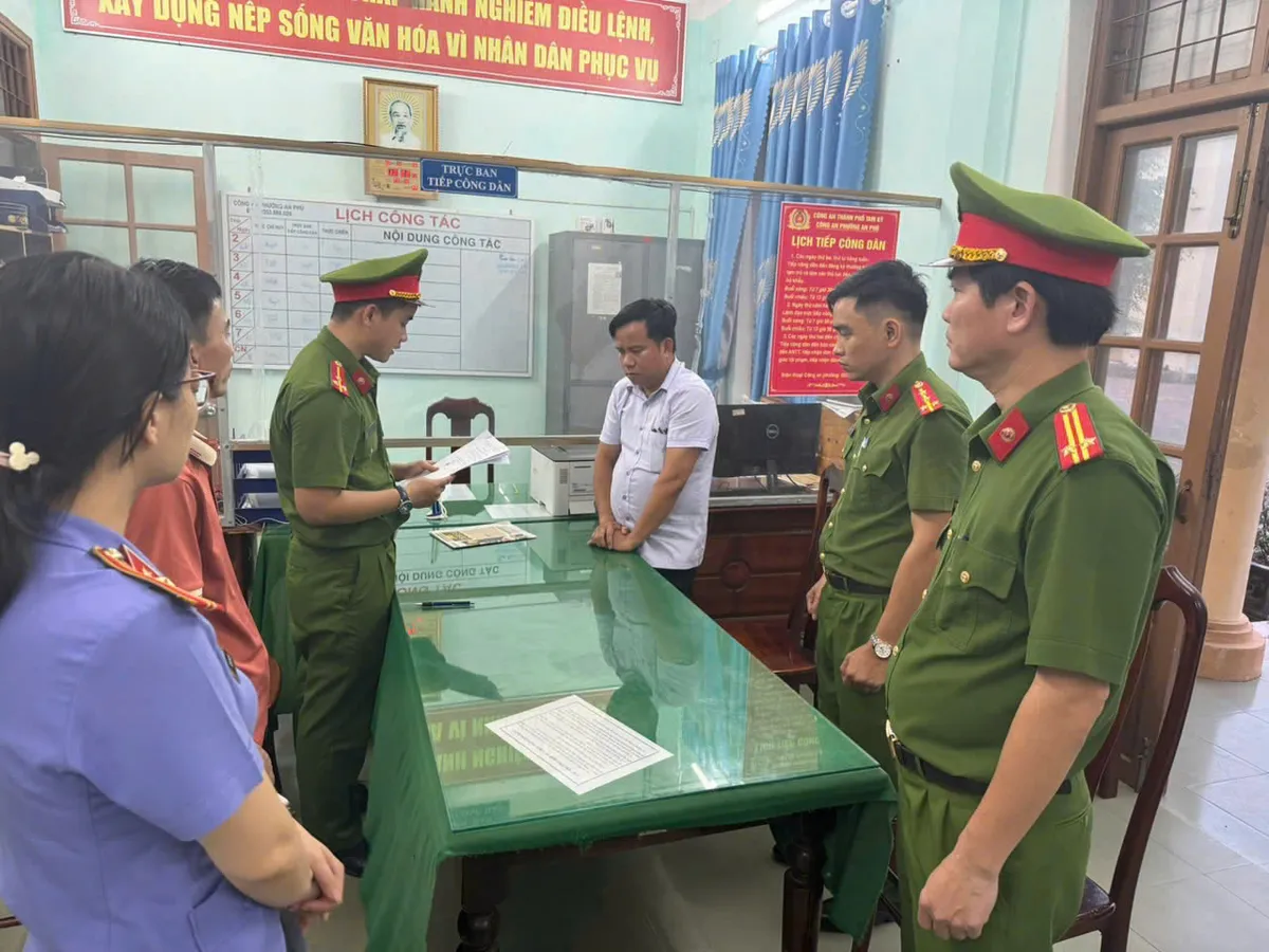 Khởi tố 2 nguyên cán bộ trung tâm quỹ đất ở Quảng Nam - Ảnh 1.