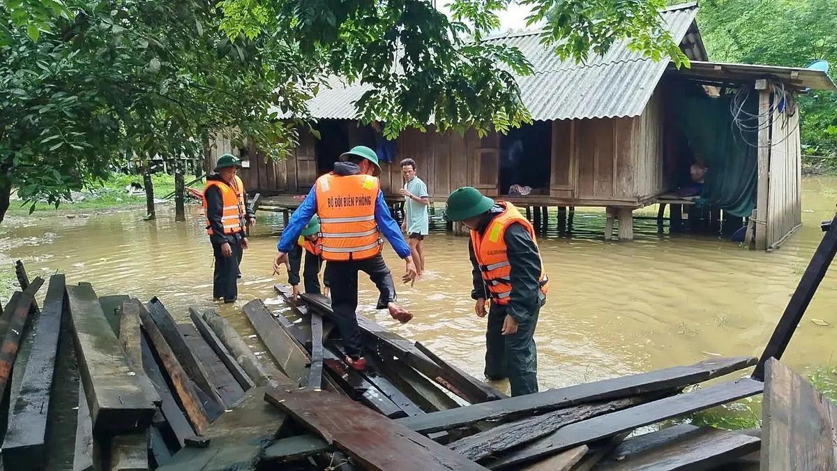 Quảng Bình: Di dời khẩn cấp 10 hộ dân do mưa lũ - Ảnh 1.