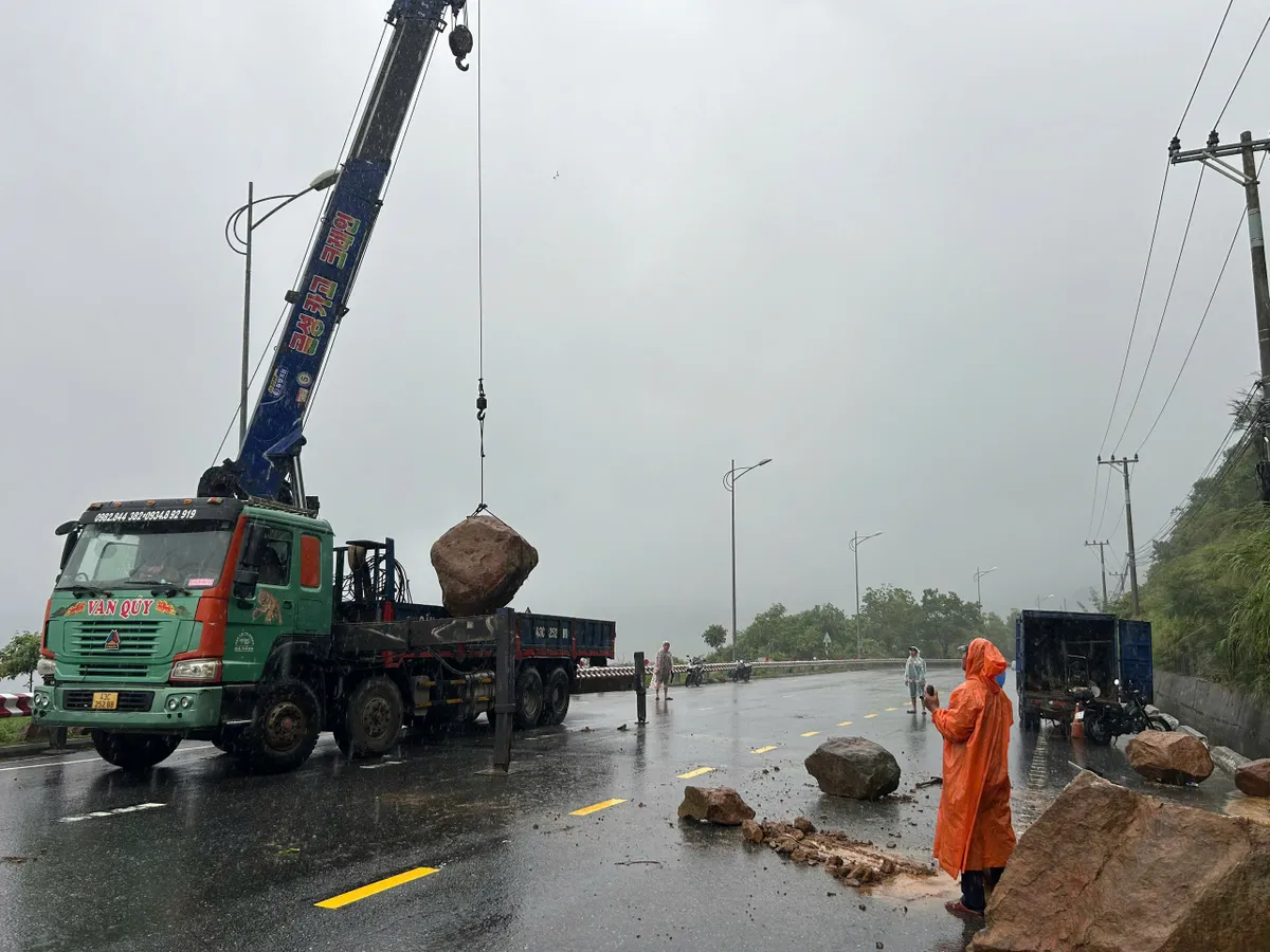 Sơn Trà sạt lở nhiều điểm do mưa bão, nguy cơ mất an toàn giao thông - Ảnh 3.