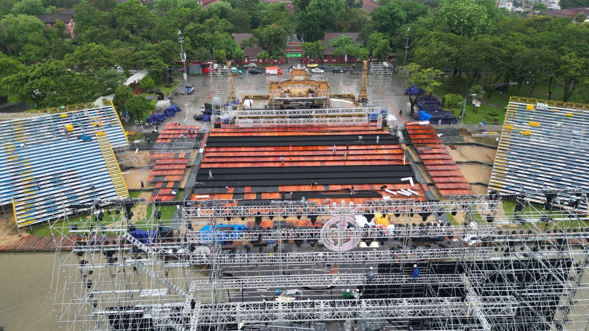 Chung kết Hoa hậu Việt Nam 2024 lùi ngày tổ chức vì mưa lớn ở Huế - Ảnh 1.