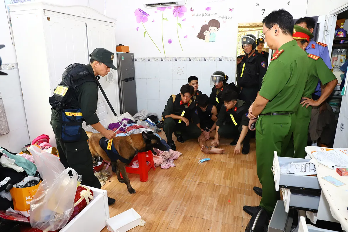 Công an bắt giữ 8 đối tượng, thu giữ gần 1.000 viên thuốc lắc giấu trong loa thùng - Ảnh 1.