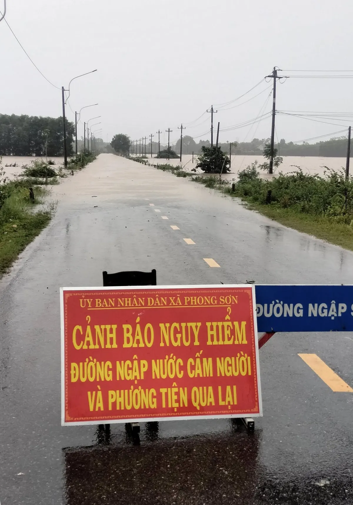 Video: Nước ngập trắng xóa 1 xã ở TP Huế - Ảnh 2.