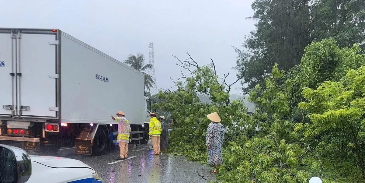 Bão số 1: CSGT Quảng Bình đảm bảo an toàn giao thông theo phương châm 4 tại chỗ - Ảnh 1.