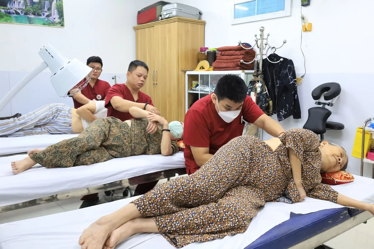 Chăm sóc, tư vấn sức khỏe miễn phí cho người cao tuổi - Ảnh 3.
