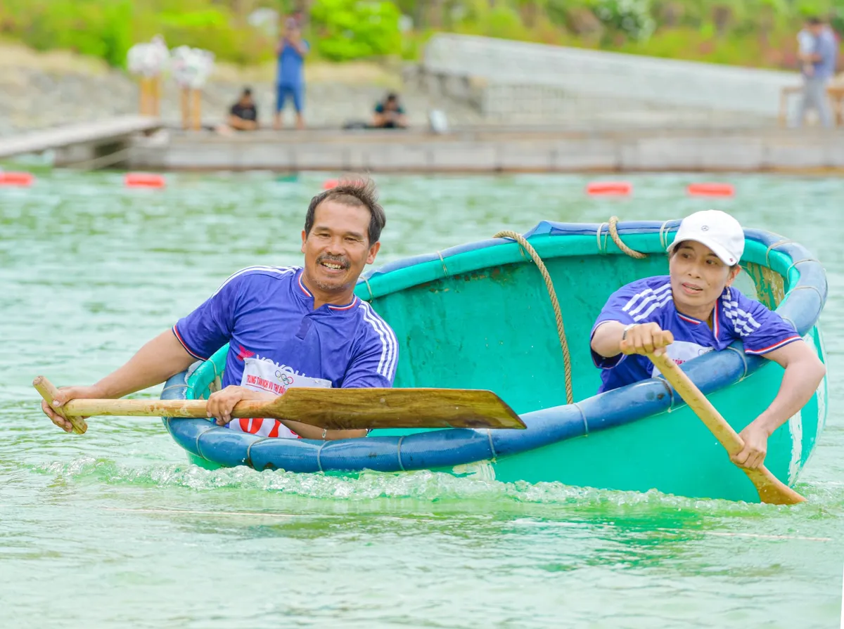 Sôi động hội thi bơi, lắc thuyền thúng - Nét văn hóa biển độc đáo tại Lễ hội Du lịch Nha Trang - Ảnh 2.