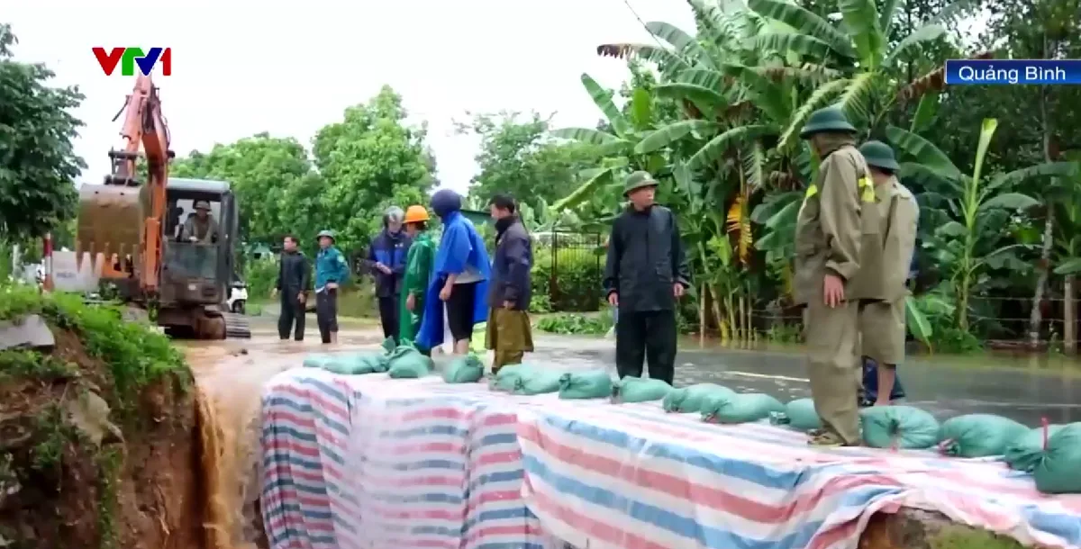 Miền Trung oằn mình chống mưa lũ, hàng ngàn hộ dân chìm trong biển nước - Ảnh 3.