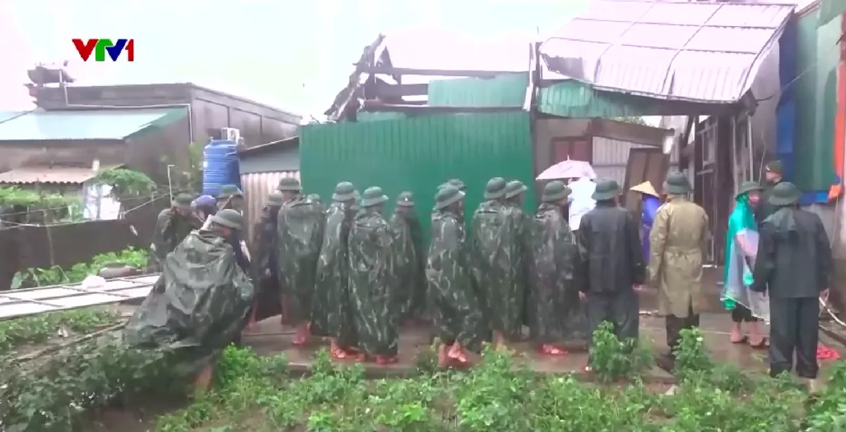 Miền Trung oằn mình chống mưa lũ, hàng ngàn hộ dân chìm trong biển nước - Ảnh 6.