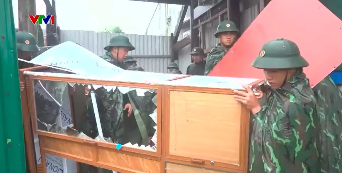 Miền Trung oằn mình chống mưa lũ, hàng ngàn hộ dân chìm trong biển nước - Ảnh 5.