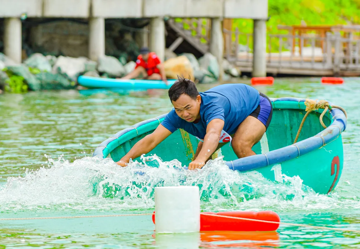 Sôi động hội thi bơi, lắc thuyền thúng - Nét văn hóa biển độc đáo tại Lễ hội Du lịch Nha Trang - Ảnh 6.