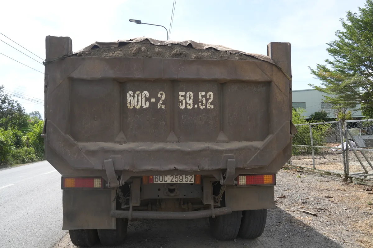 Đồng Nai: CSGT xử lý xe ben gây nguy cơ mất an toàn cầu dân sinh - Ảnh 2.