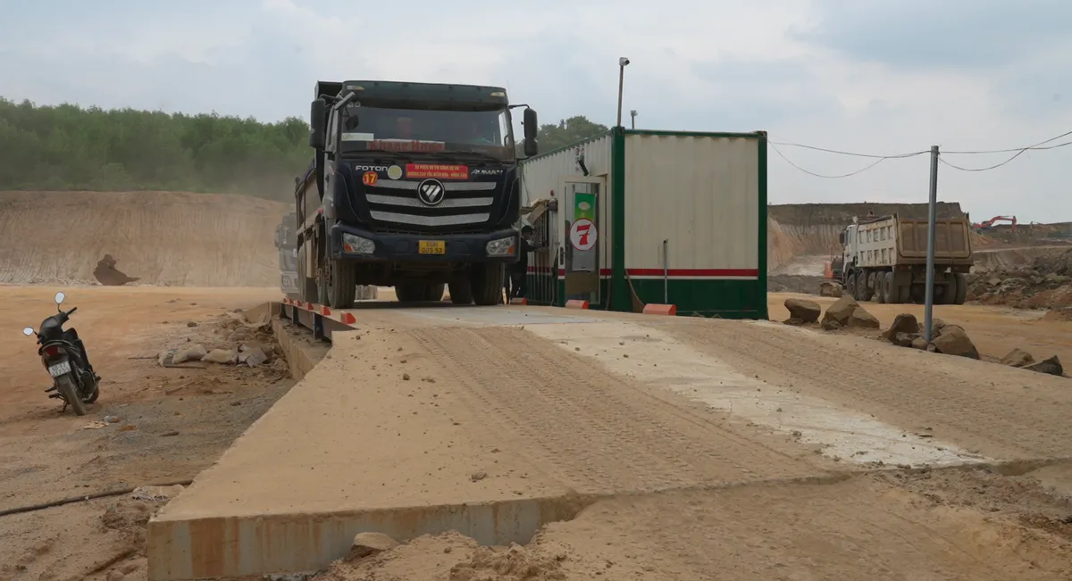 Đồng Nai: CSGT xử lý xe ben gây nguy cơ mất an toàn cầu dân sinh - Ảnh 6.