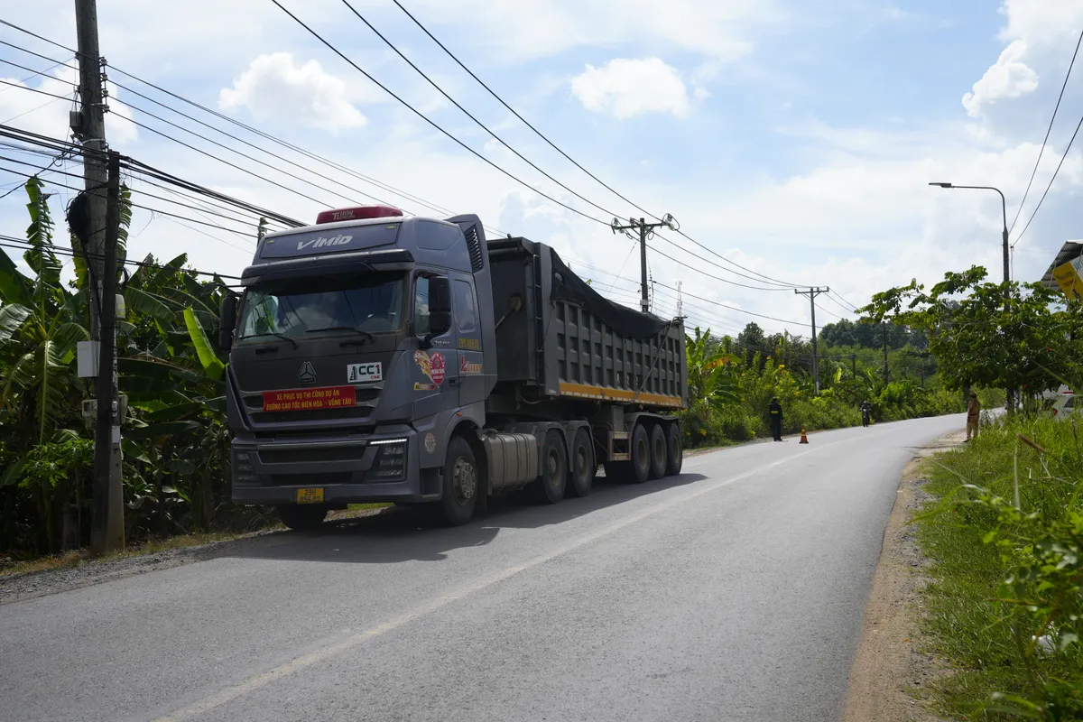 Đồng Nai: CSGT xử lý xe ben gây nguy cơ mất an toàn cầu dân sinh - Ảnh 4.