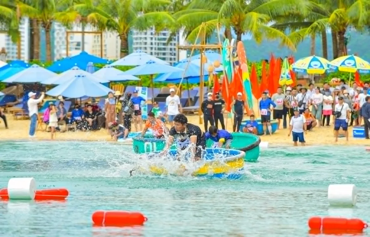 Sôi động hội thi bơi, lắc thuyền thúng - Nét văn hóa biển độc đáo tại Lễ hội Du lịch Nha Trang - Ảnh 5.