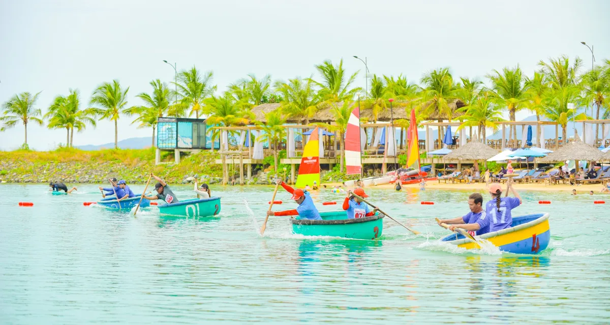 Sôi động hội thi bơi, lắc thuyền thúng - Nét văn hóa biển độc đáo tại Lễ hội Du lịch Nha Trang - Ảnh 1.
