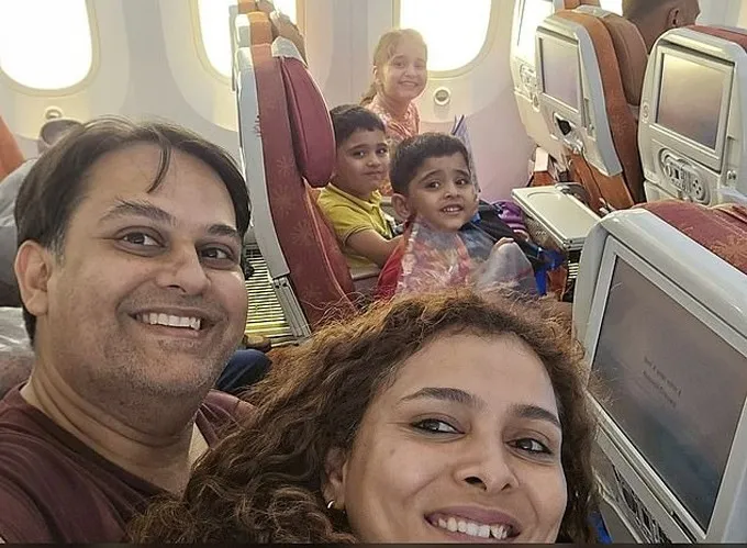 Gia đình bác sĩ Komi Vyas và Joshi trên chuyến bay 171 của Air India trước khi cất cánh hôm 12.6. Ảnh - X.jpg