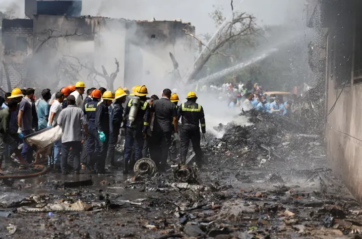 Hiện trường vụ tai nạn máy bay tại Ahmedabad, ngày 12-6 - Ảnh REUTERS.webp