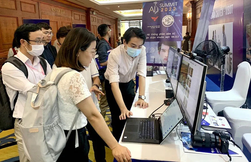 Kh&aacute;ch h&agrave;ng trải nghiệm hệ thống phần mềm tr&iacute; tuệ nh&acirc;n tạo nhận diện khu&ocirc;n mặt của Viện Khoa học v&agrave; C&ocirc;ng nghệ Việt Nam - H&agrave;n Quốc. 