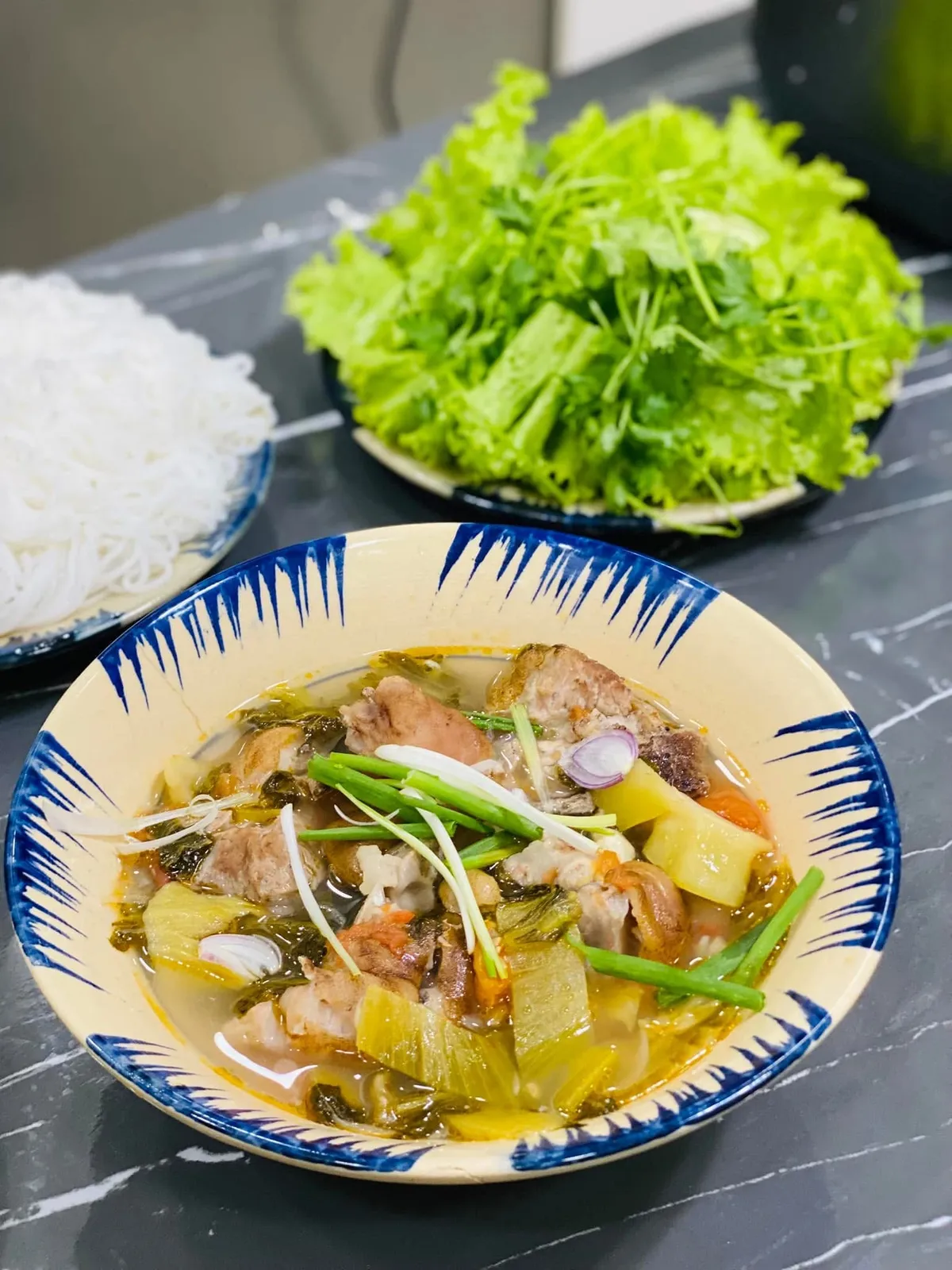 Bún chân giò nấu cải chua: Món ngon dân dã đậm đà hương vị Việt - Ảnh 3.