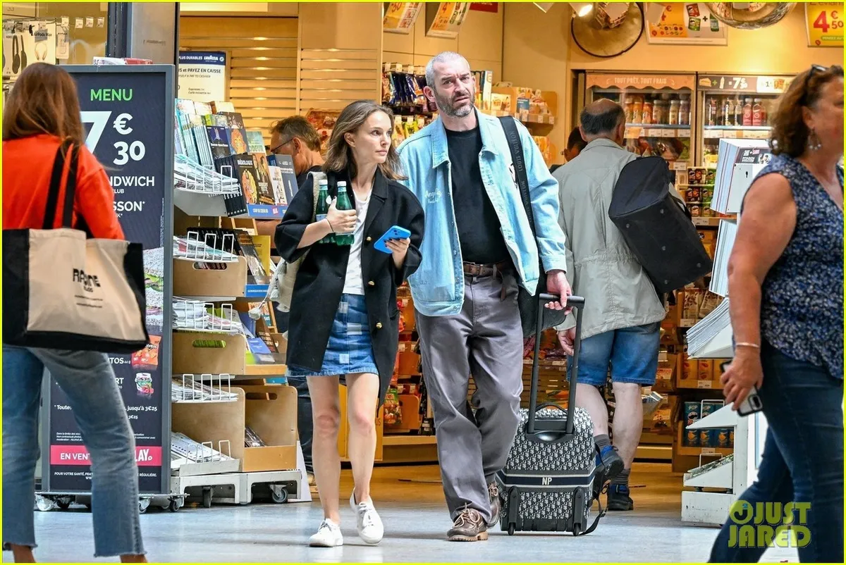 Thiên nga đen Natalie Portman và bạn trai mới vẫn mặn nồng - Ảnh 1.