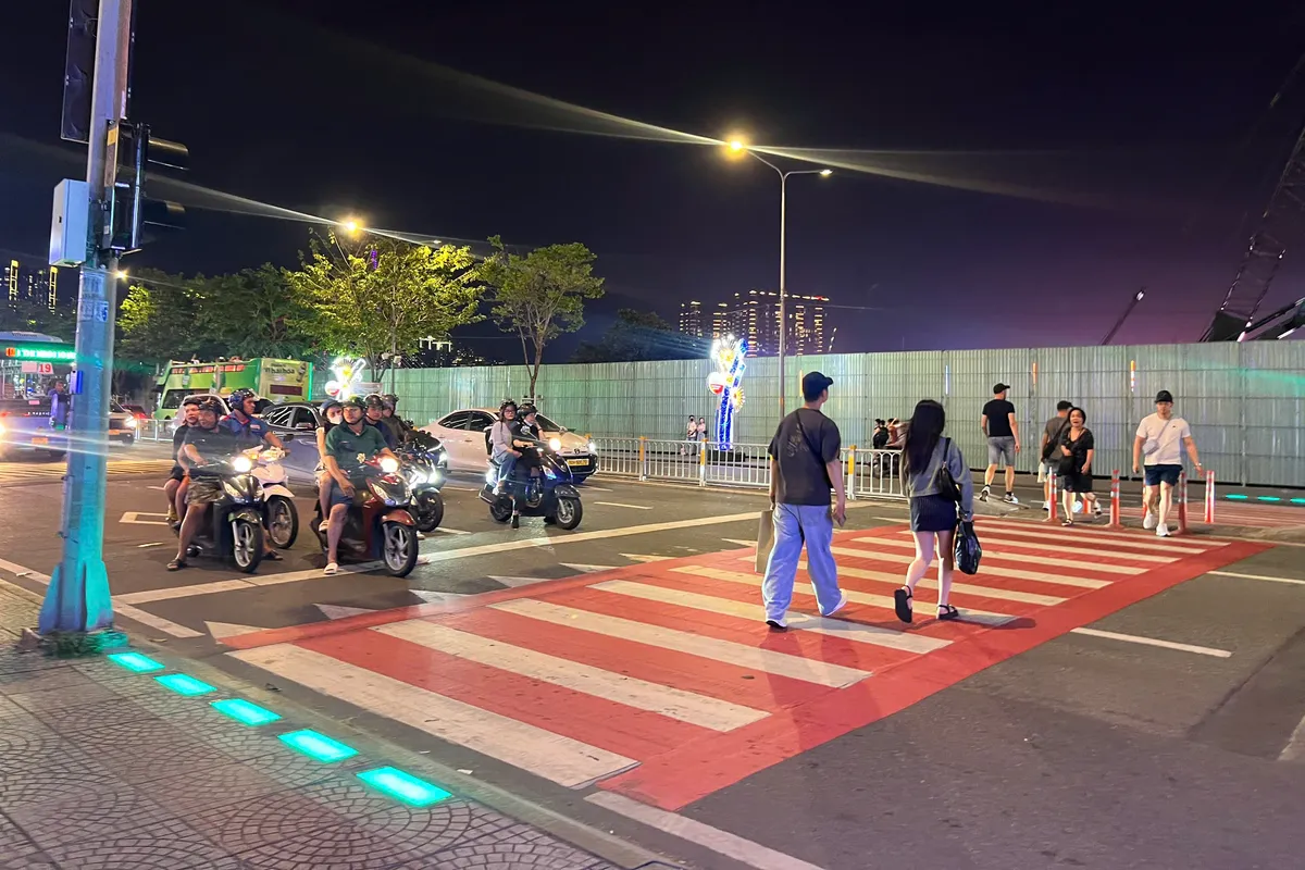 Sẽ nhân rộng đèn cảnh báo cho người đi bộ sang đường ở TP Hồ Chí Minh - Ảnh 2.
